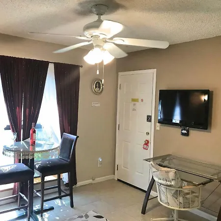 Private Suite-Living Rm/Kitchenette/Bed/Bath